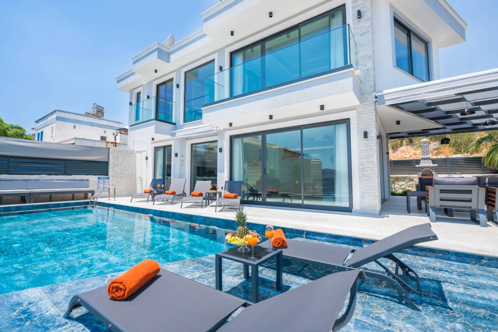 Kaş Kalkan'da Merkeze Yakın, Açık ve Kapalı Havuzlu, Olanaklı Villa