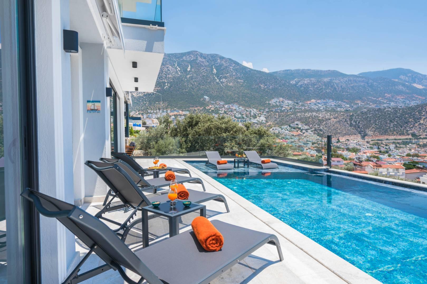 Kaş Kalkan'da Merkeze Yakın, Açık ve Kapalı Havuzlu, Olanaklı Villa-41449