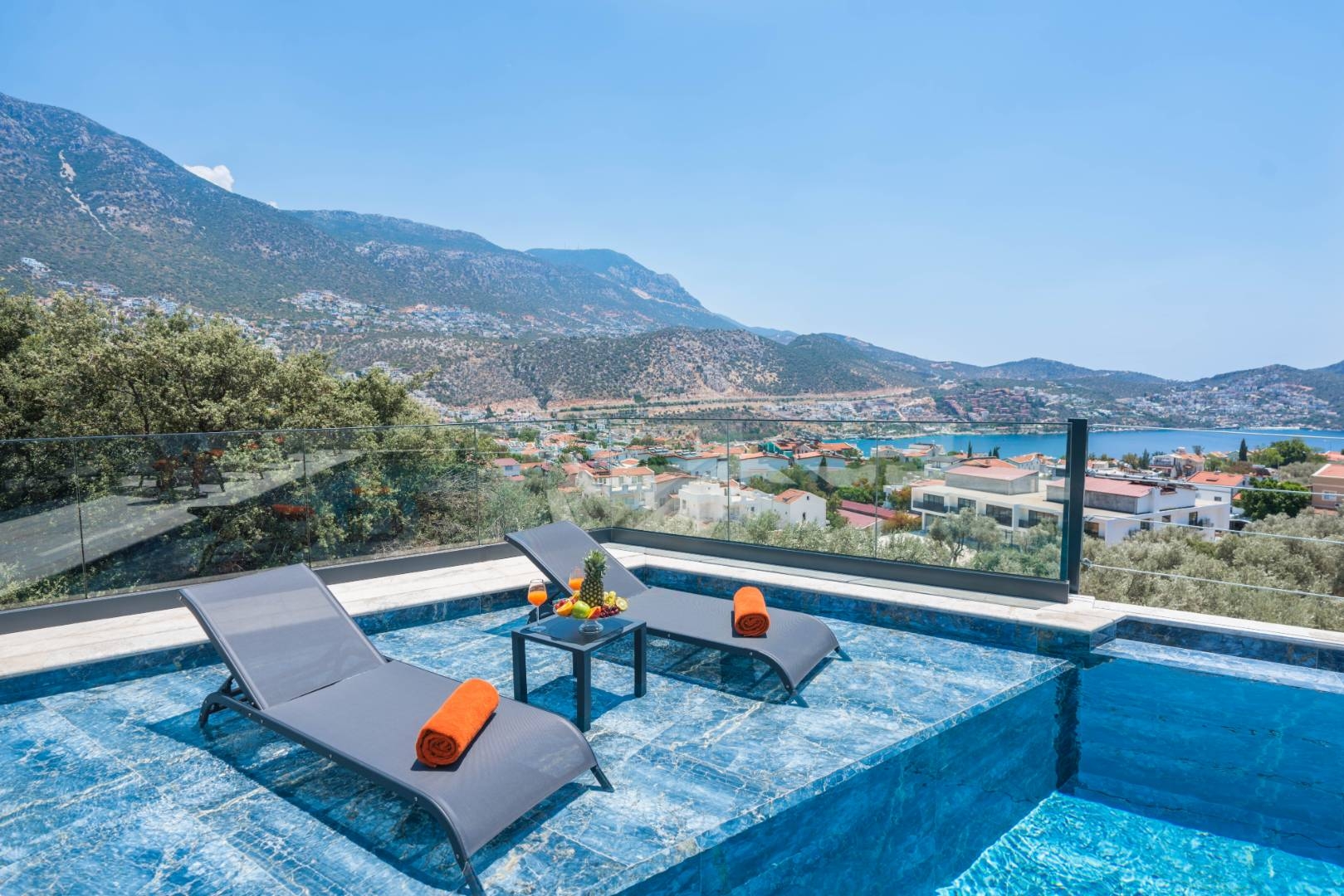 Kaş Kalkan'da Merkeze Yakın, Açık ve Kapalı Havuzlu, Olanaklı Villa