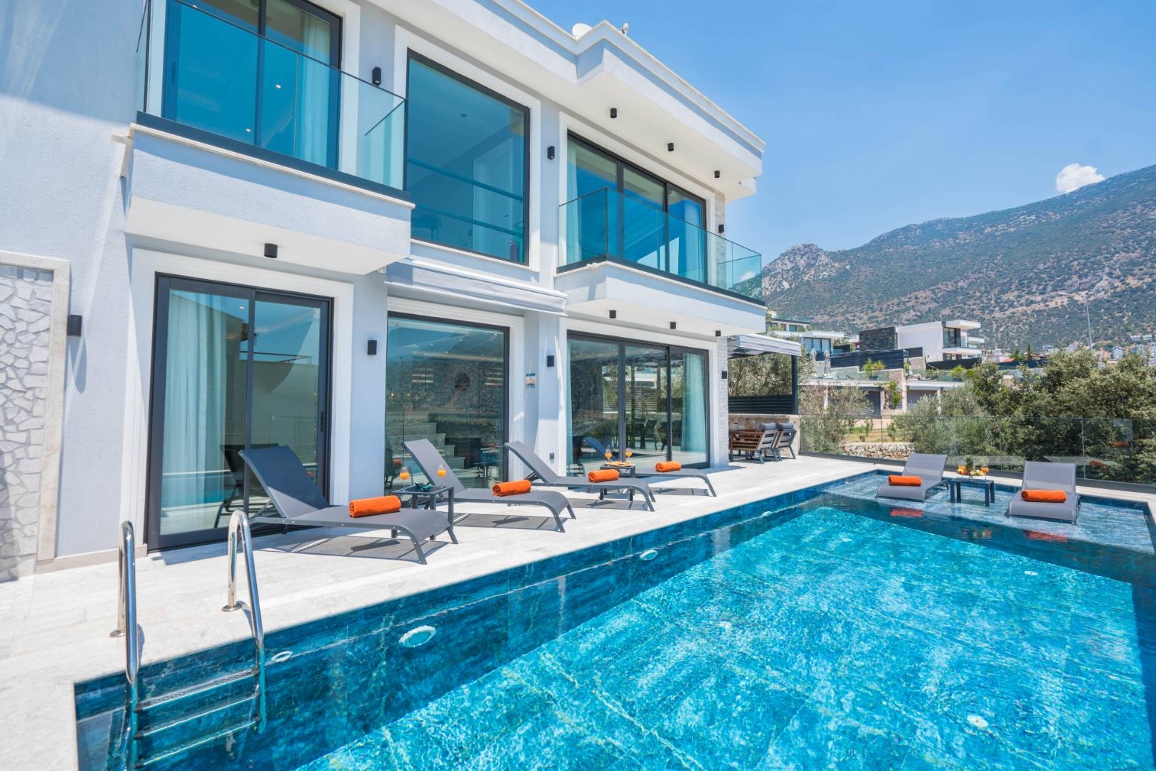 Kaş Kalkan'da Merkeze Yakın, Açık ve Kapalı Havuzlu, Olanaklı Villa