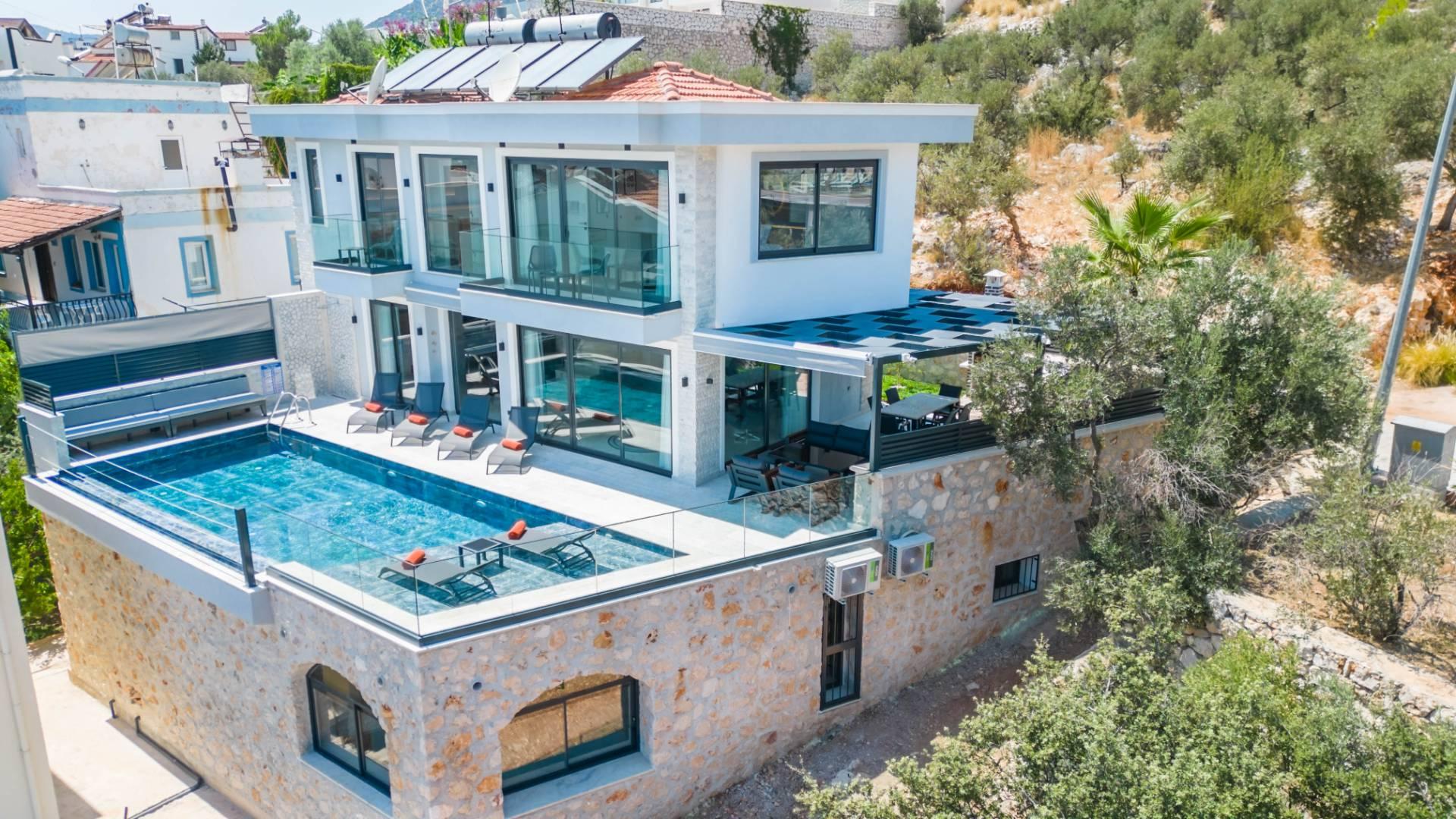 Kaş Kalkan'da Merkeze Yakın, Açık ve Kapalı Havuzlu, Olanaklı Villa-41449