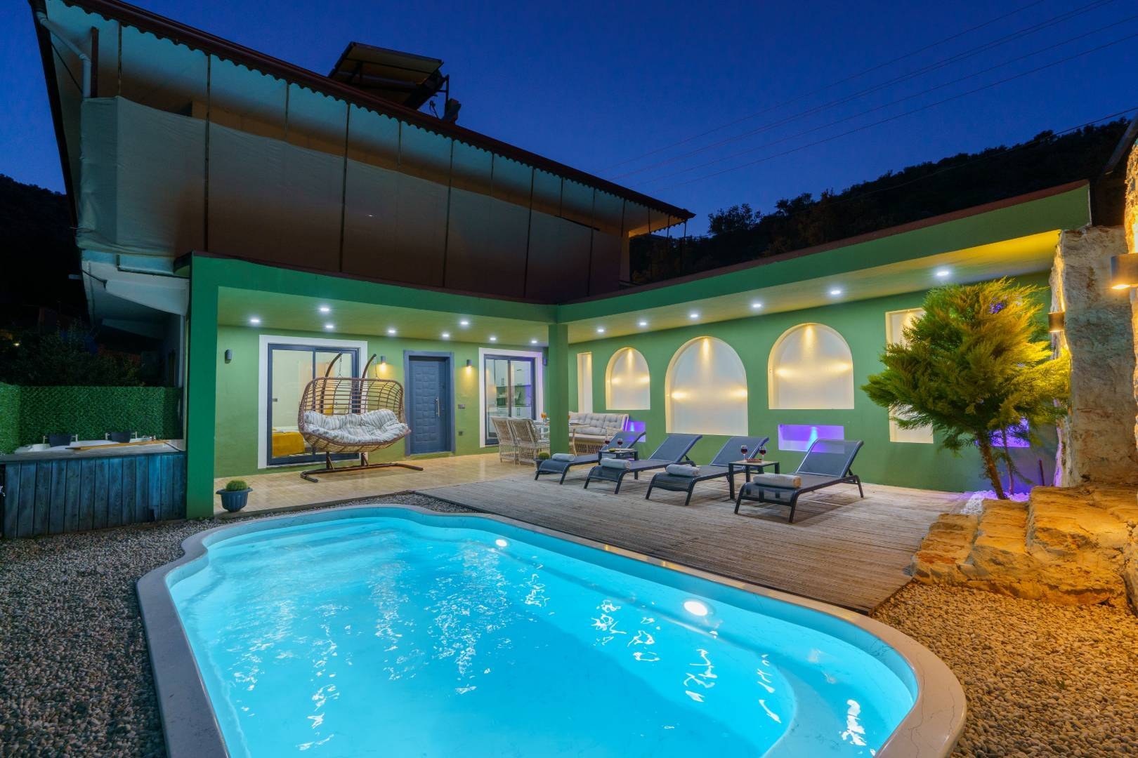 Kaş Bezirgan'da Merkeze Yürüme Mesafesinde, Özel Havuzlu, Şık Yazlık