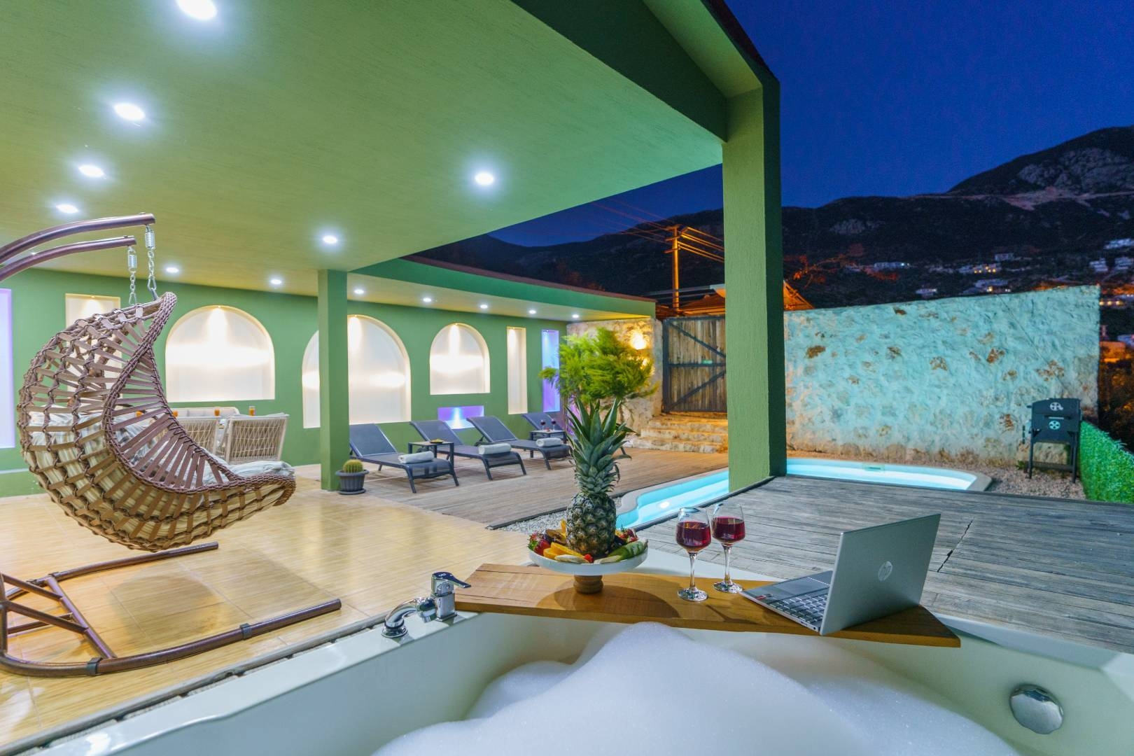 Kaş Bezirgan'da Merkeze Yürüme Mesafesinde, Özel Havuzlu, Şık Yazlık