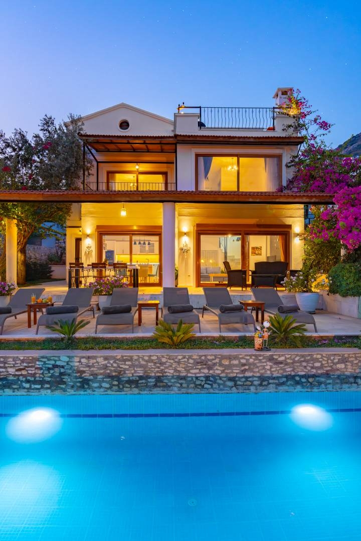 Kaş Kalkan'da Merkezi Konumda, Isıtmalı Özel Havuzlu, Tatil Villası