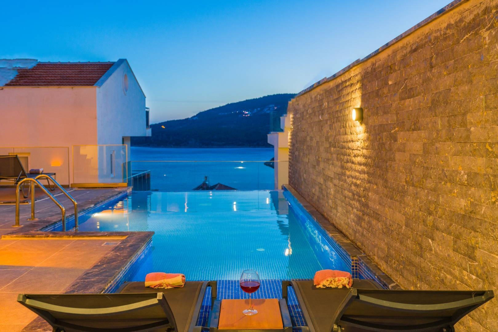 Kaş Kalkan'da Merkezi Konumda, Özel Havuzlu, Jakuzili Villa