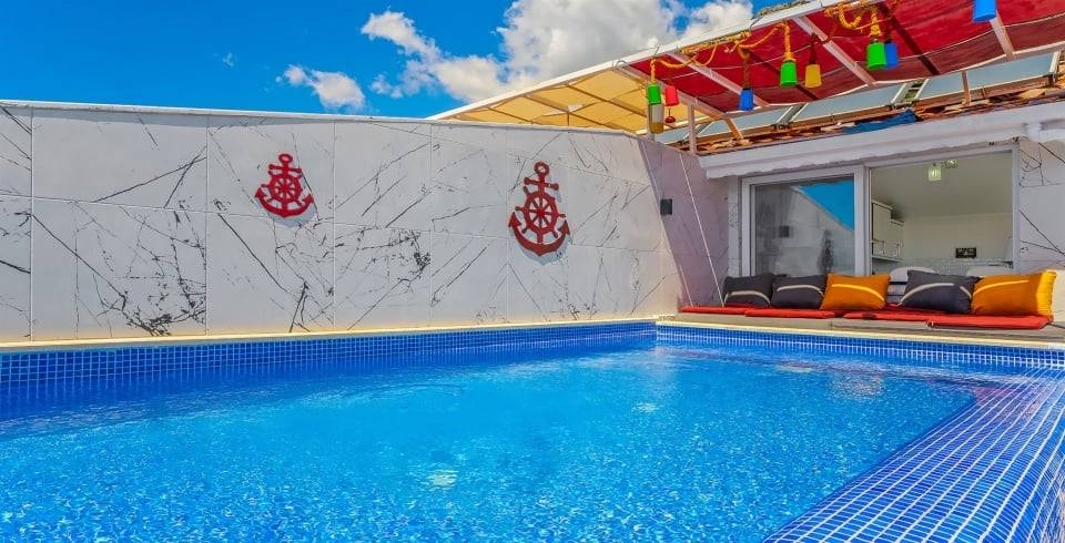 Kaş Kalkan'da Merkezi Konumda, Özel Havuzlu, Konforlu Suit