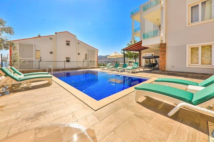 Kaş Kalkan'da Merkezi Konumda, Özel Havuzlu, Lüks Villa