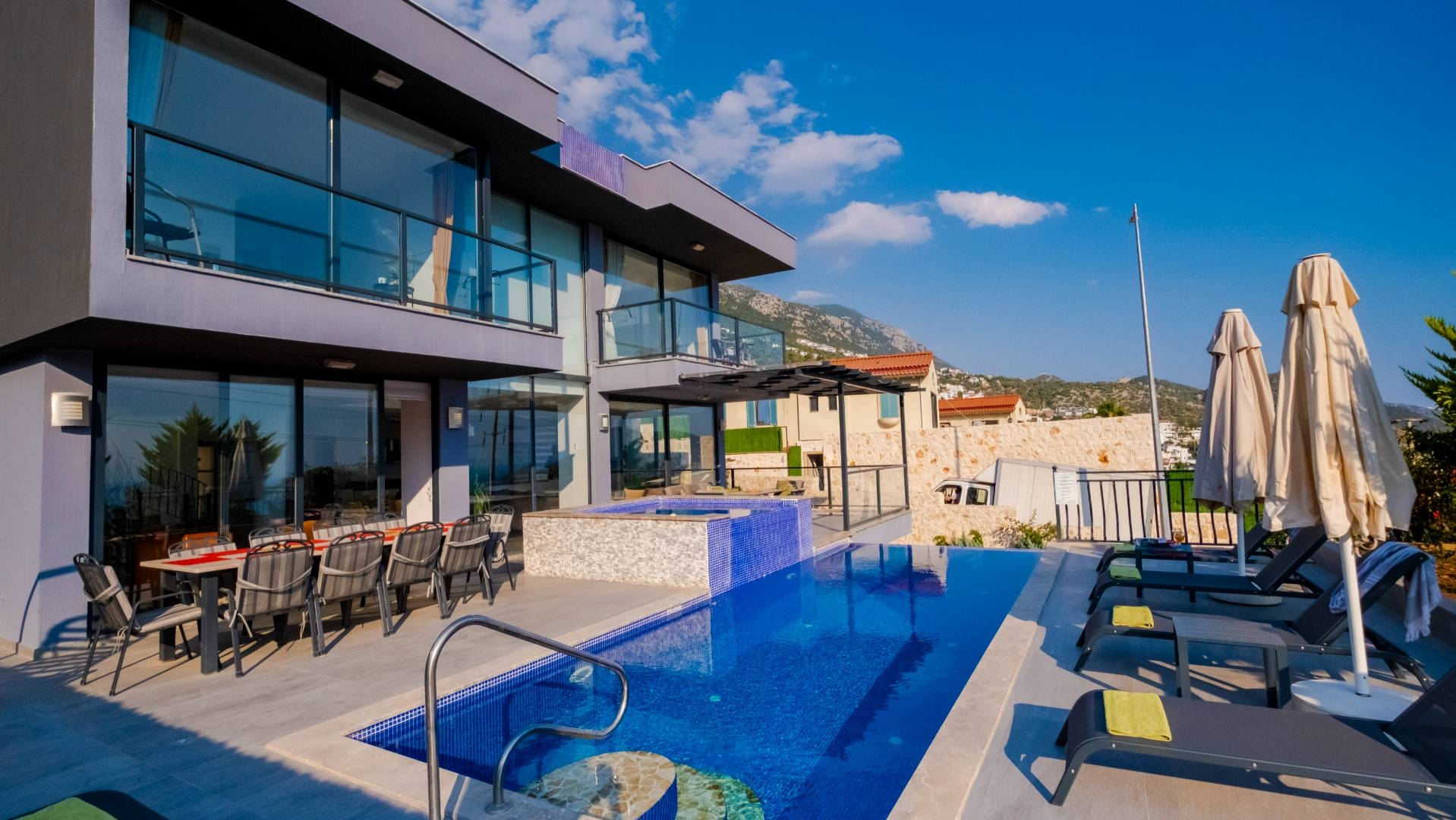 Kaş Kalkan'da Modern Tasarımlı, Özel Çift Havuzlu, Konforlu Villa