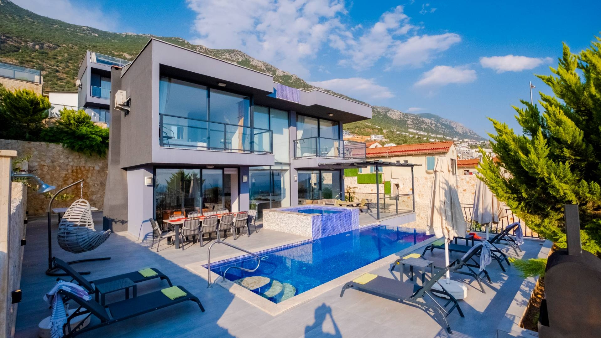 Kaş Kalkan'da Modern Tasarımlı, Özel Çift Havuzlu, Konforlu Villa