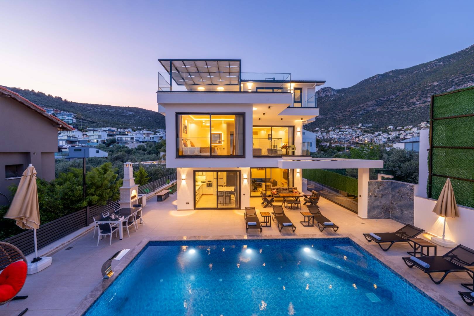Kaş Kalkan'da Modern Tasarımlı, Özel Havuzlu, 3+1 Konforlu Villa