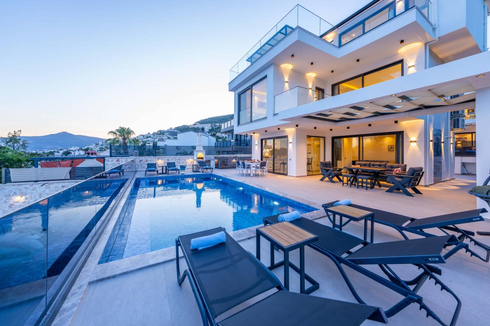 Kaş Kalkan'da Modern Tasarımlı, Özel Havuzlu, 3+1 Konforlu Villa-43730
