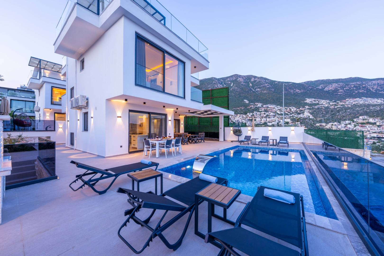 Kaş Kalkan'da Modern Tasarımlı, Özel Havuzlu, 3+1 Konforlu Villa