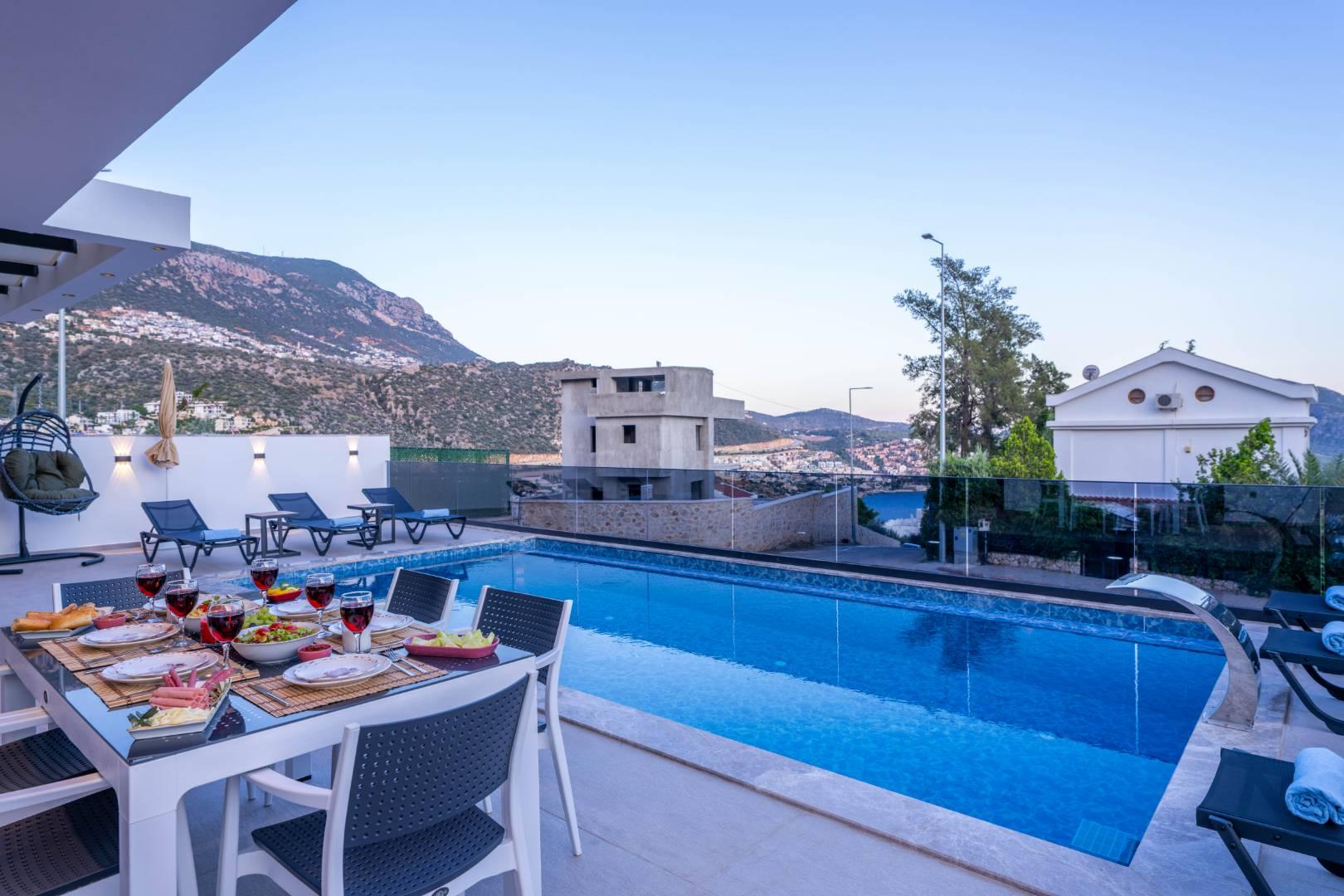 Kaş Kalkan'da Modern Tasarımlı, Özel Havuzlu, 3+1 Konforlu Villa-43730