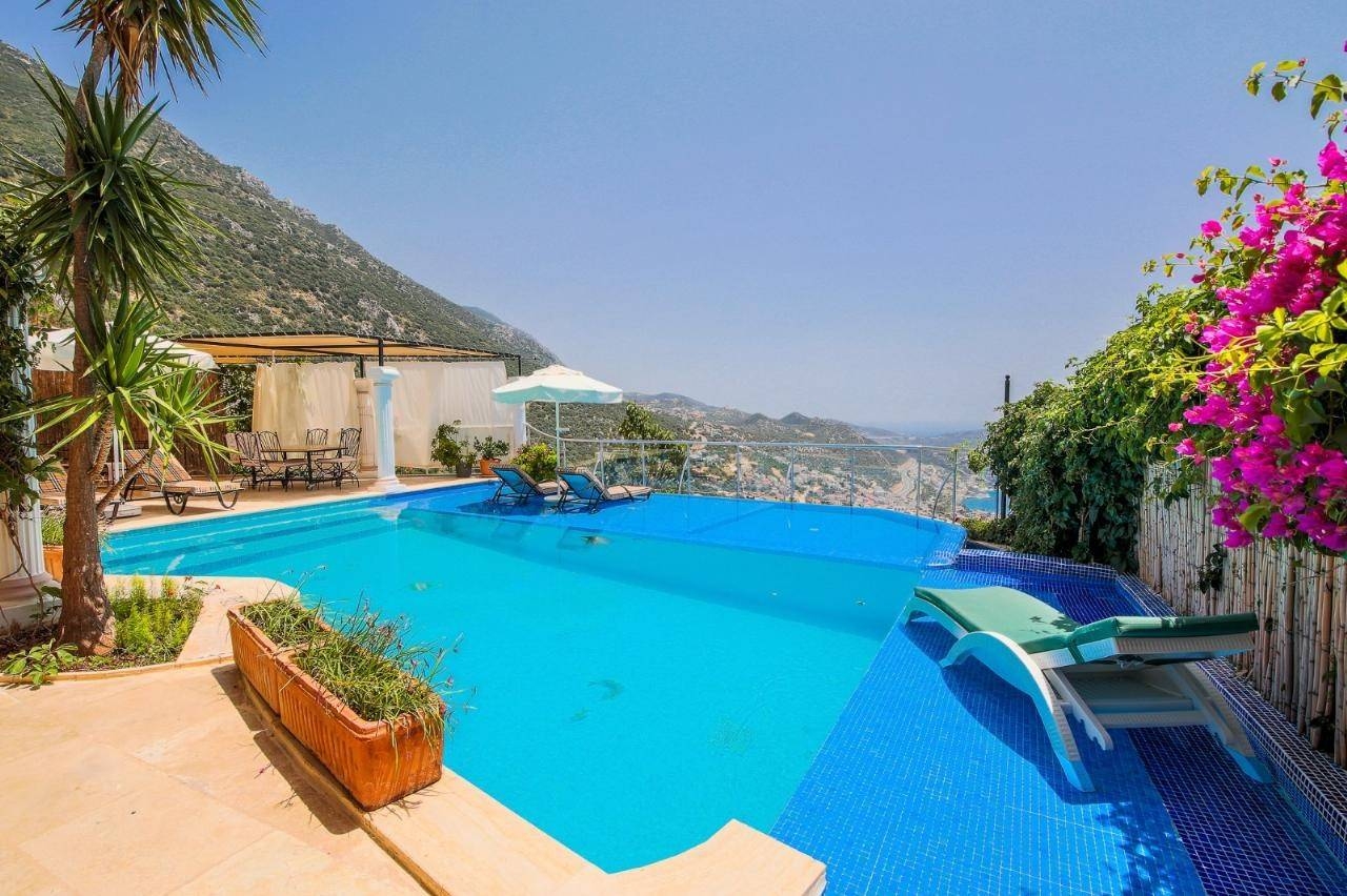 Kaş İslamlar'da Panoramik Deniz Manzaralı, Özel Havuzlu, Şık Villa