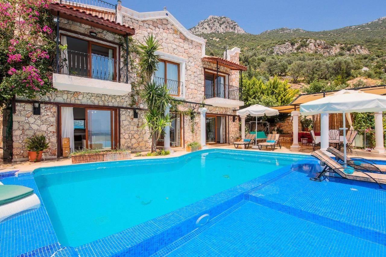 Kaş İslamlar'da Panoramik Deniz Manzaralı, Özel Havuzlu, Şık Villa