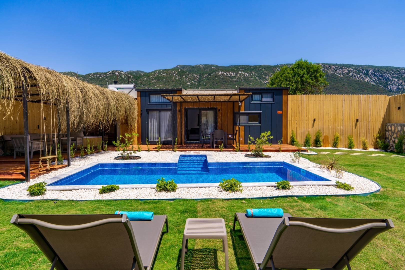 Kaş Sarıbelen'de Yemyeşil Bahçeli, Özel Havuzlu, Konforlu Tiny House