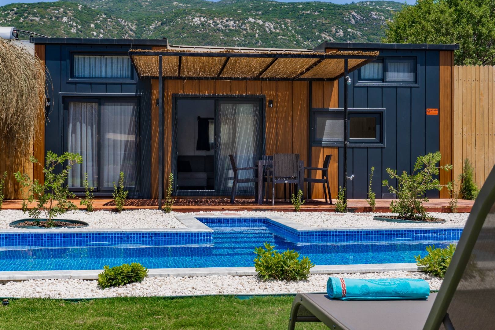 Kaş Sarıbelen'de Yemyeşil Bahçeli, Özel Havuzlu, Konforlu Tiny House