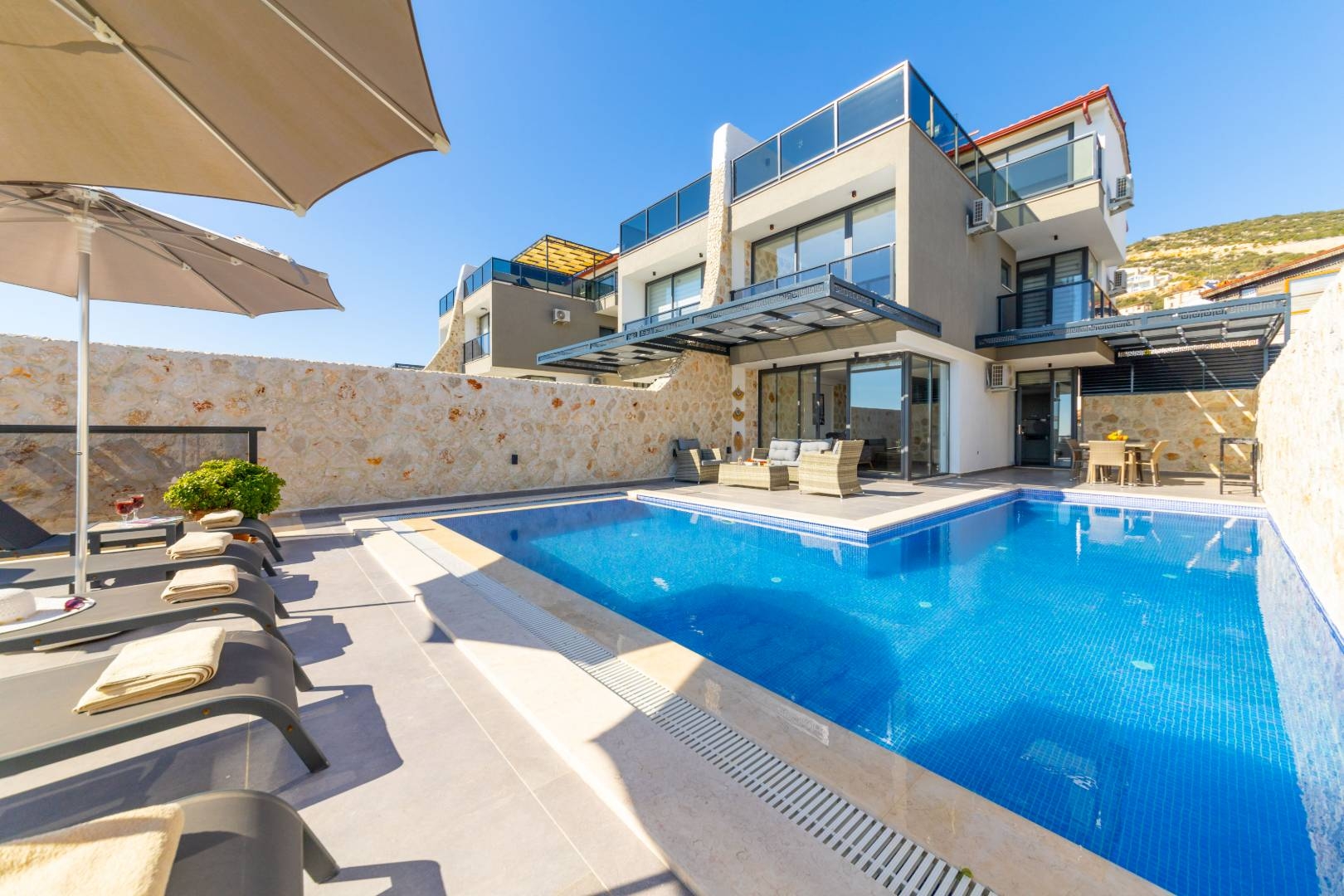 Kaş Kalkan'da Tasarımıyla Büyüleyen, Özel Havuzlu, Modern Villa