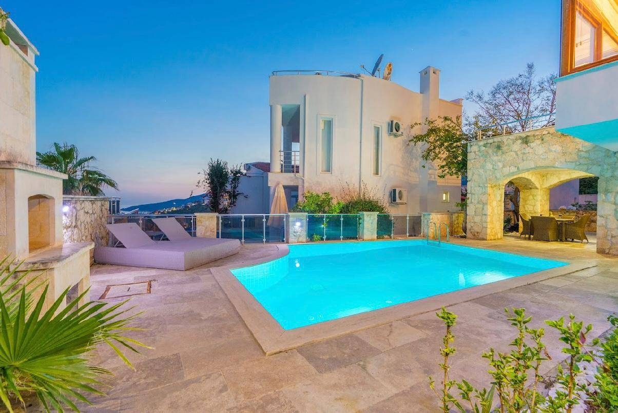 Kaş Kalkan'da Yeşillikler İçerisinde, Özel Havuzlu, Konforlu Villa