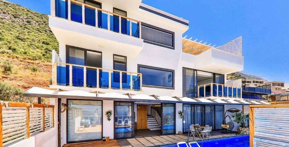 Kalkan Kördere'de Deniz Manzaralı, Özel Havuzlu, Hamamlı Villa