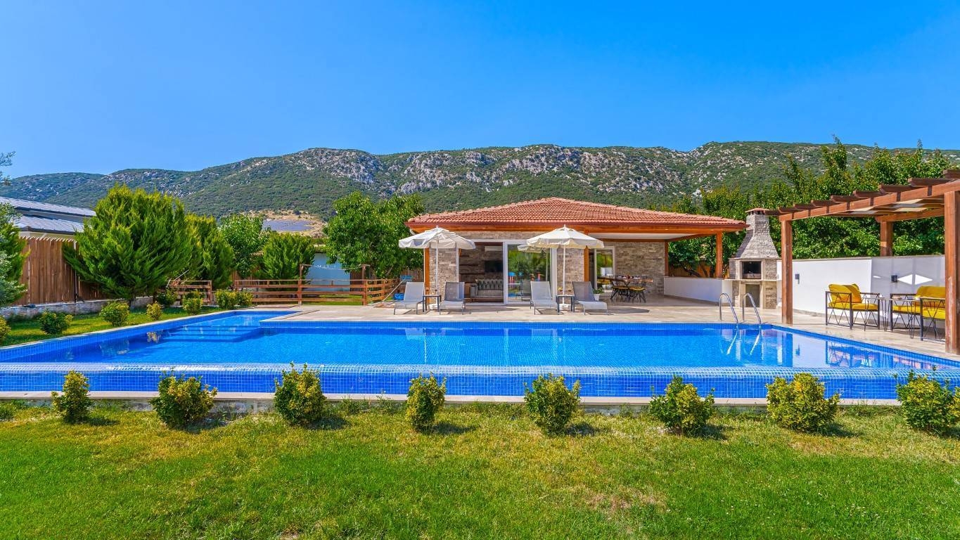 Kaş Sarıbelen'de Çekirdek Ailelere Uygun, Özel Havuzlu, Bahçeli Villa