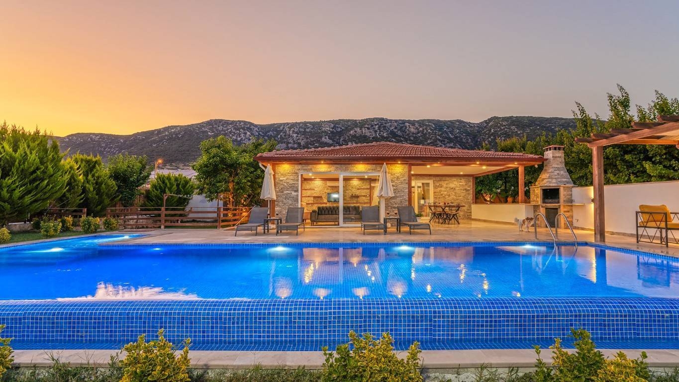 Kaş Sarıbelen'de Çekirdek Ailelere Uygun, Özel Havuzlu, Bahçeli Villa