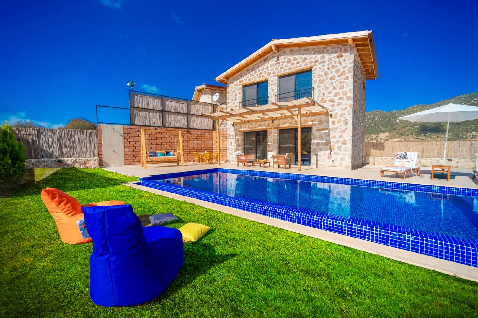 Kaş Sarıbelen'de Enfes Doğa İçerisinde, Özel Havuzlu, Taş Villa