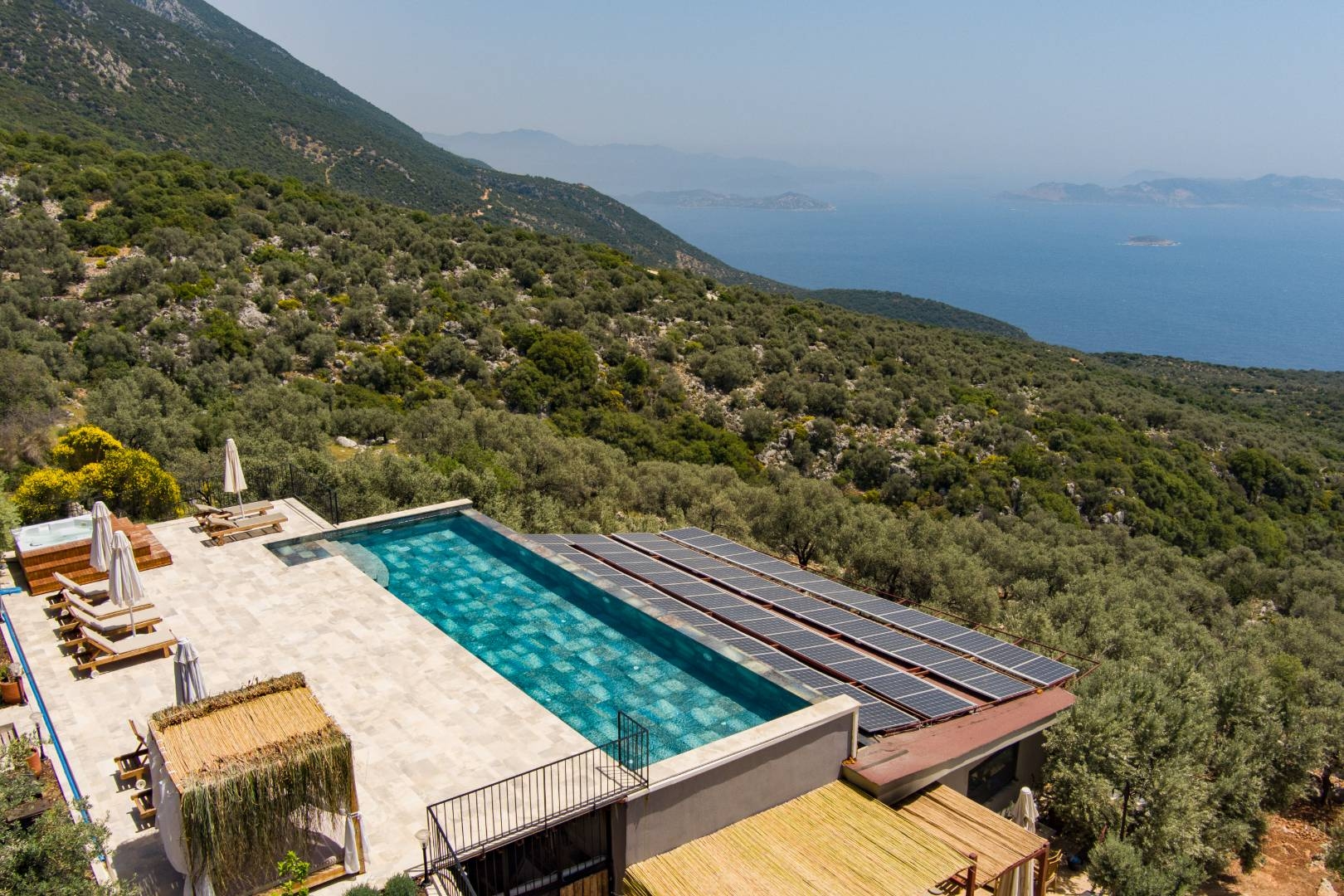 Kaş Sarıbelen'de Deniz Manzaralı, Sonsuzluk Havuzlu, Lüks Taş Villa