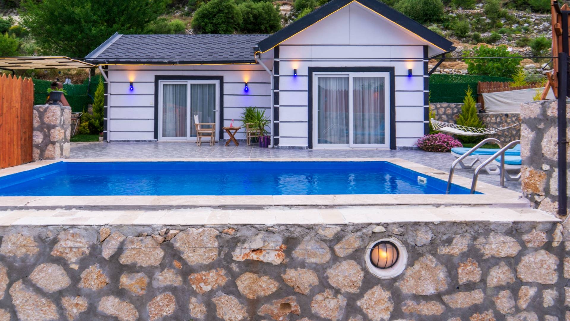 Kaş Sarıbelen'de Doğa İle İç İçe, Özel Havuzlu, 1+1 Villa