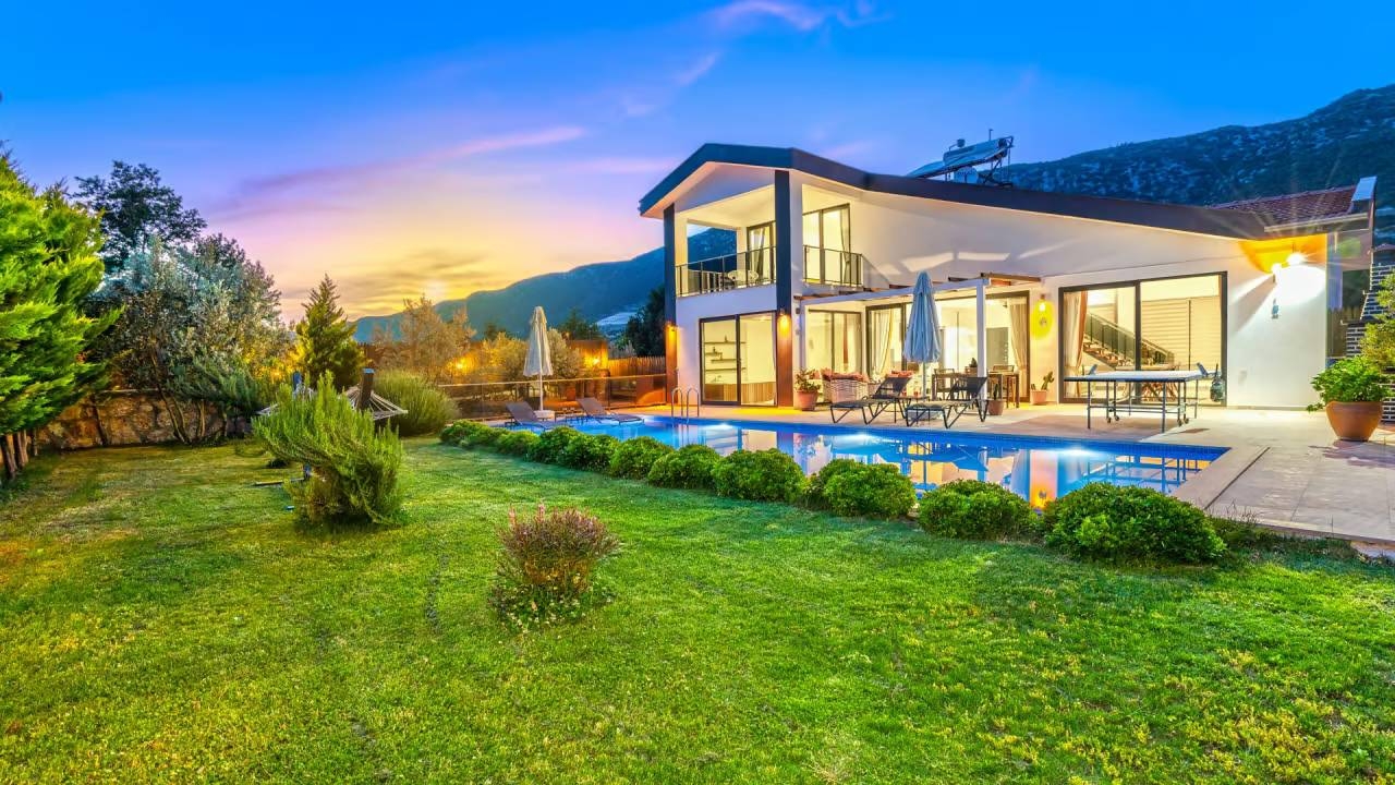 Kaş Sarıbelen'de Doğa Manzaralı, Özel Havuzlu, Lüks Balayı Villası