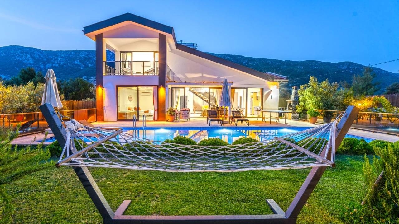 Kaş Sarıbelen'de Doğa Manzaralı, Özel Havuzlu, Lüks Balayı Villası