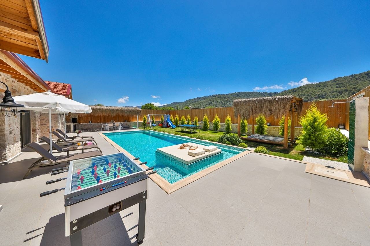 Kaş Sarıbelen'de Doğayla İç İçe, Özel Havuzlu, Konforlu Villa