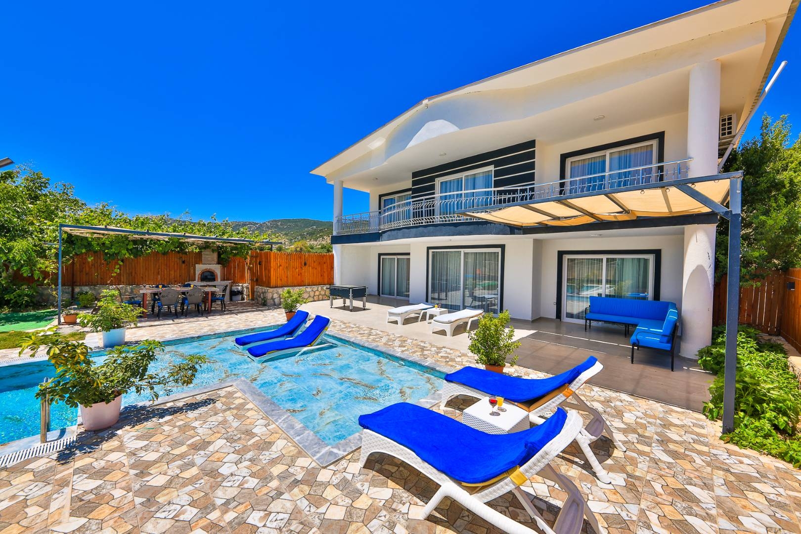 Kaş Sarıbelen'de Ferah Bahçe İçerisinde, Özel Havuzlu, Modern Villa