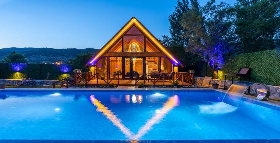 Kaş Sarıbelen'de Geniş Bahçeli, Özel Havuzlu, 2+1 Şık Bungalov