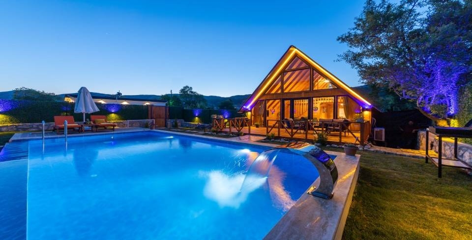 Kaş Sarıbelen'de Geniş Bahçeli, Özel Havuzlu, 2+1 Şık Bungalov