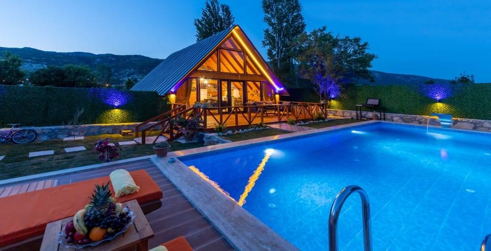 Kaş Sarıbelen'de Geniş Bahçeli, Özel Havuzlu, 2+1 Şık Bungalov
