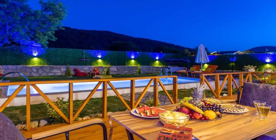 Kaş Sarıbelen'de Geniş Bahçeli, Özel Havuzlu, 2+1 Şık Bungalov-40070
