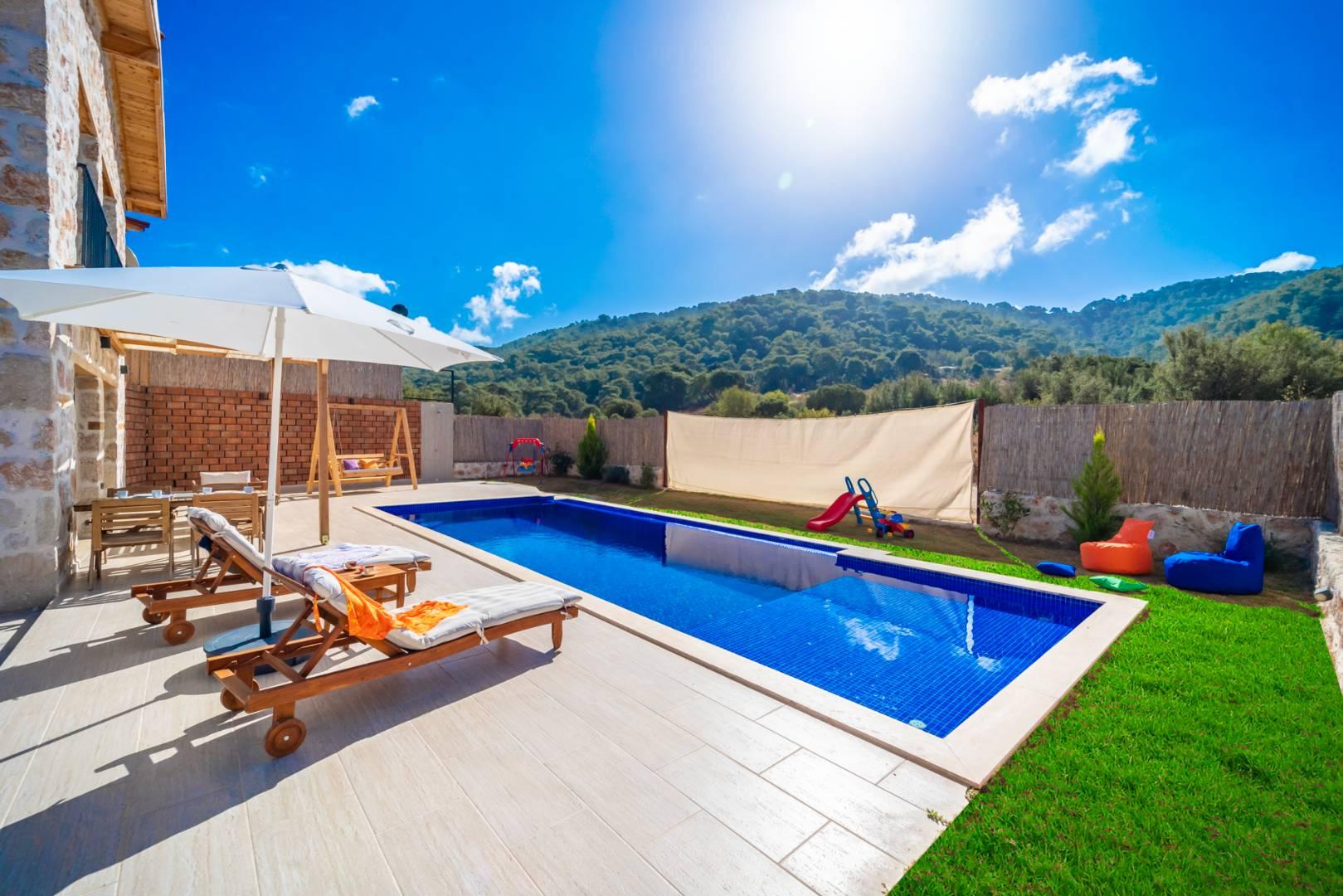 Kaş Sarıbelen'de Geniş Bahçeli, Özel Havuzlu, Çocuk Oyun Alanlı Villa-41237