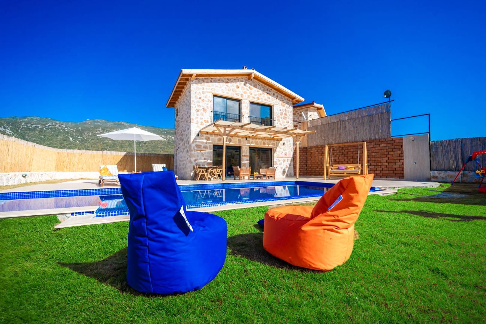 Kaş Sarıbelen'de Geniş Bahçeli, Özel Havuzlu, Çocuk Oyun Alanlı Villa-41237