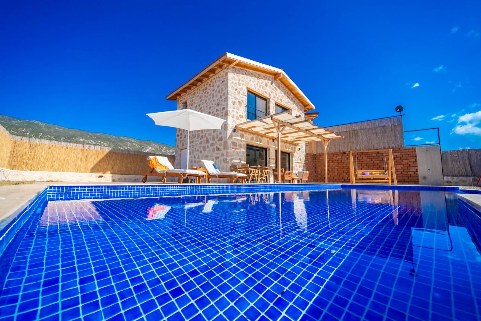 Kaş Sarıbelen'de Geniş Bahçeli, Özel Havuzlu, Çocuk Oyun Alanlı Villa-41237