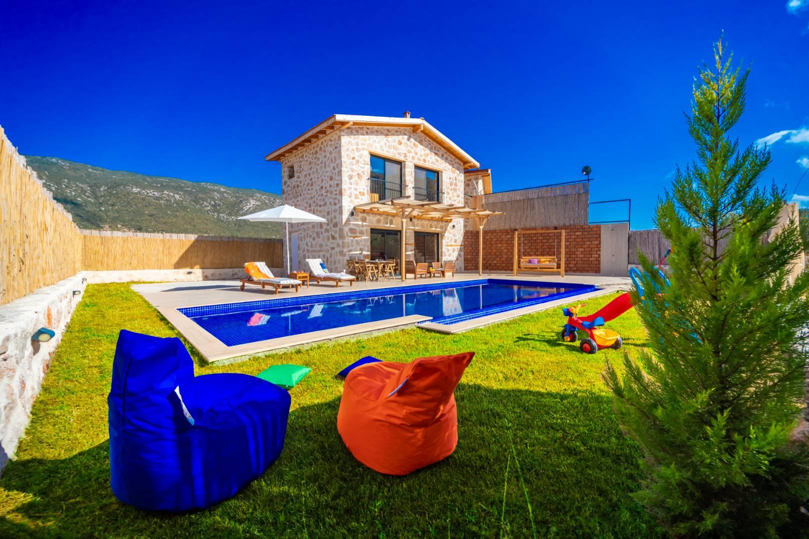 Kaş Sarıbelen'de Geniş Bahçeli, Özel Havuzlu, Çocuk Oyun Alanlı Villa-41237