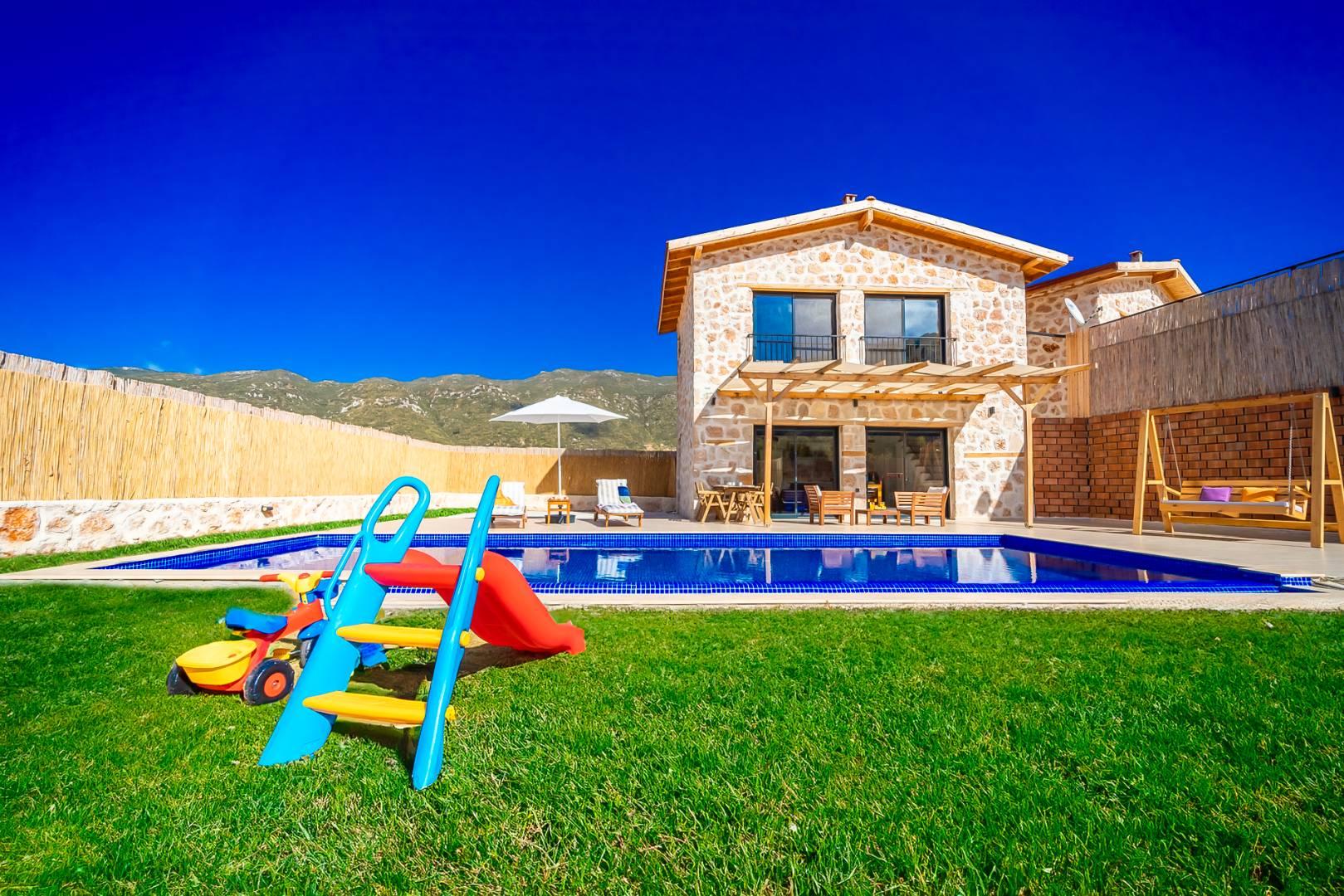 Kaş Sarıbelen'de Geniş Bahçeli, Özel Havuzlu, Çocuk Oyun Alanlı Villa-41237