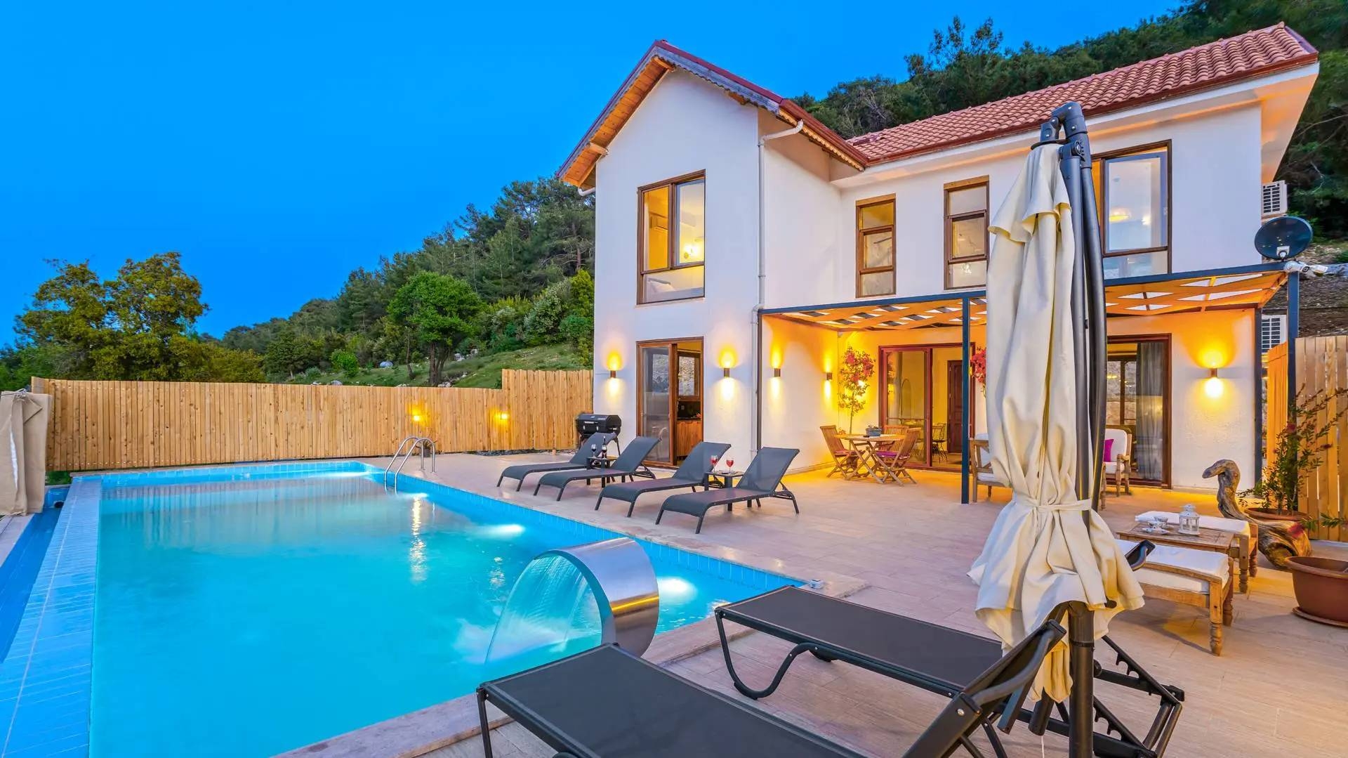 Kaş Sarıbelen'de Geniş Bahçeli, Özel Havuzlu, 6 Kişilik Villa