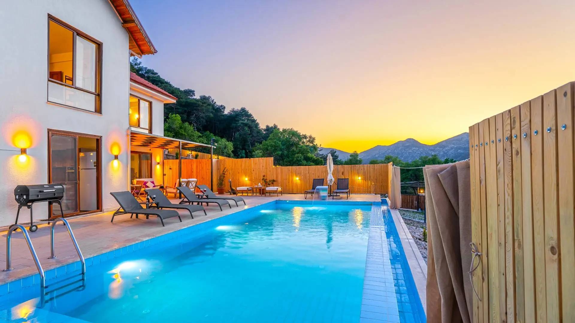 Kaş Sarıbelen'de Geniş Bahçeli, Özel Havuzlu, 6 Kişilik Villa
