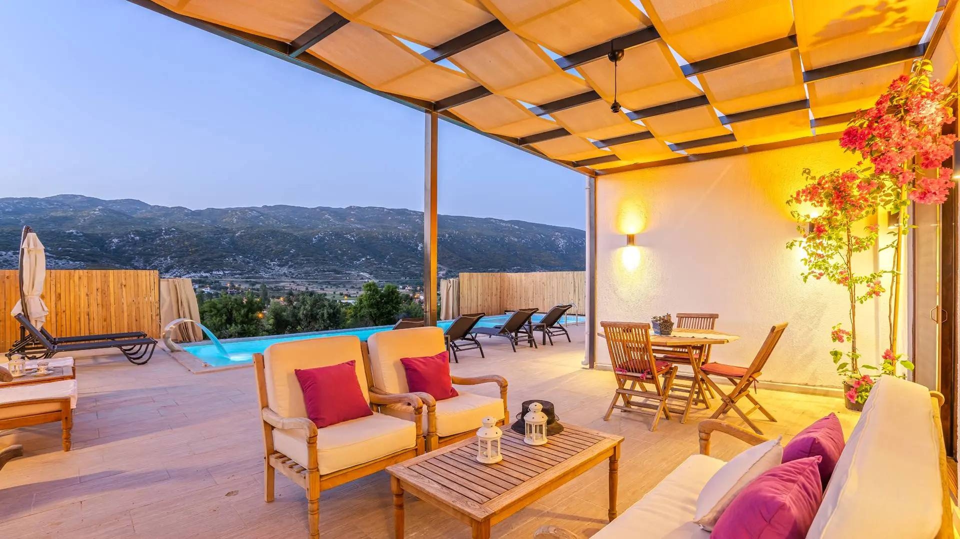Kaş Sarıbelen'de Geniş Bahçeli, Özel Havuzlu, 6 Kişilik Villa