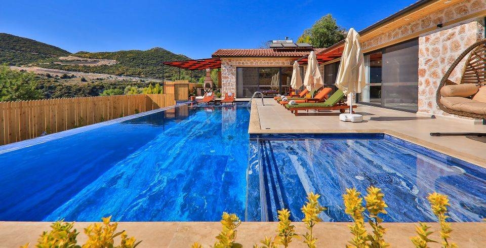 Kaş Sarıbelen'de Geniş Bahçeli, Özel Havuzlu, Modern Villa