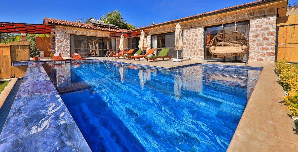 Kaş Sarıbelen'de Geniş Bahçeli, Özel Havuzlu, Modern Villa