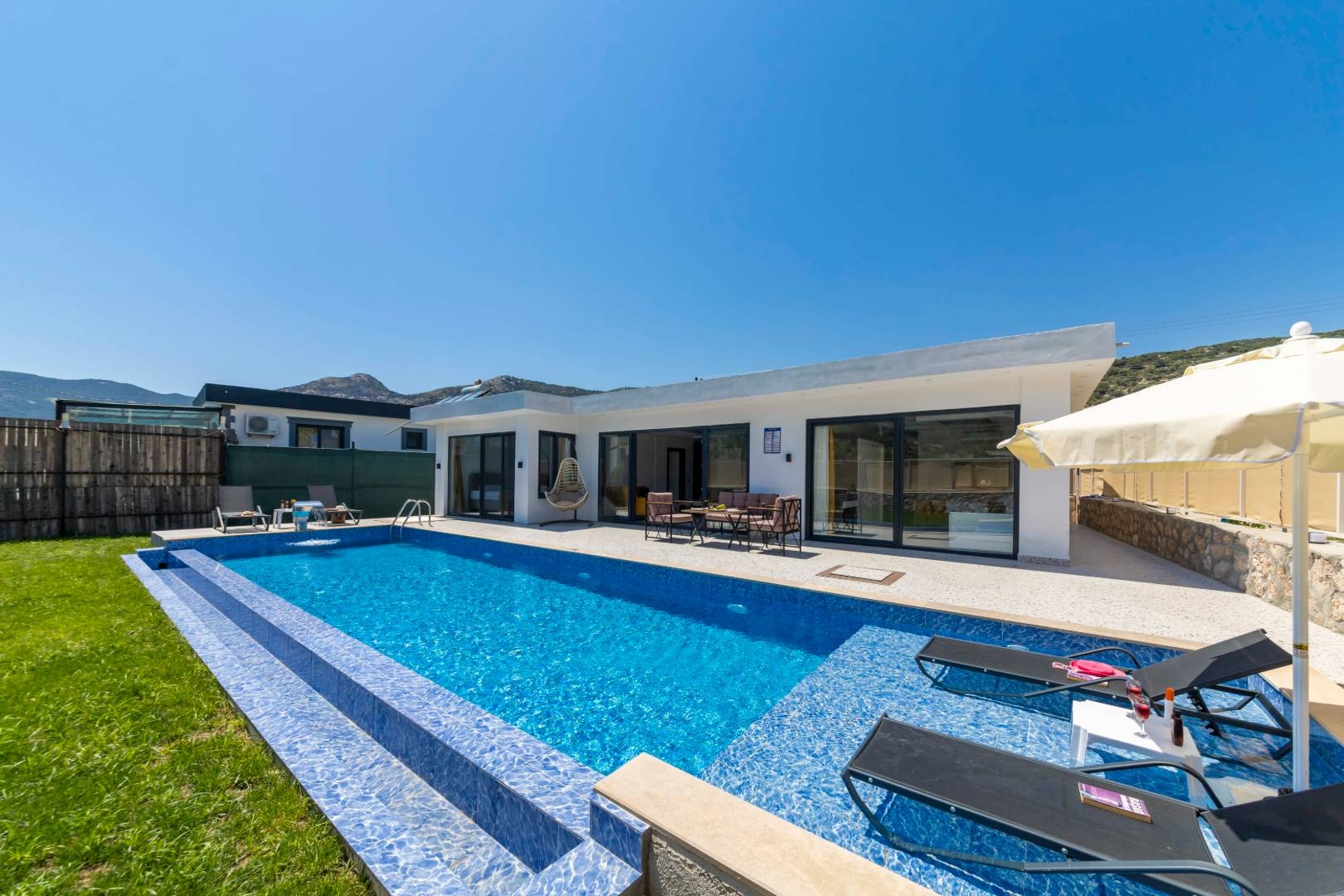 Kaş Sarıbelen'de Geniş Bahçeli, Özel Havuzlu, Modern Villa