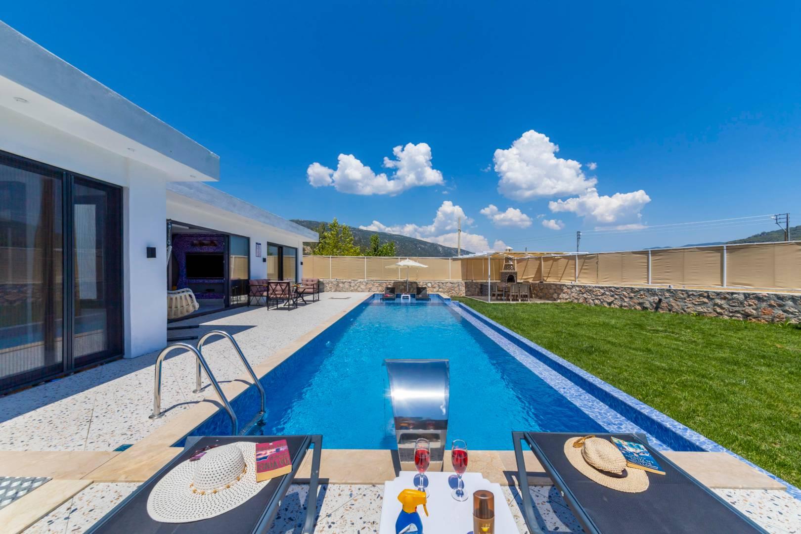 Kaş Sarıbelen'de Geniş Bahçeli, Özel Havuzlu, Modern Villa-43503