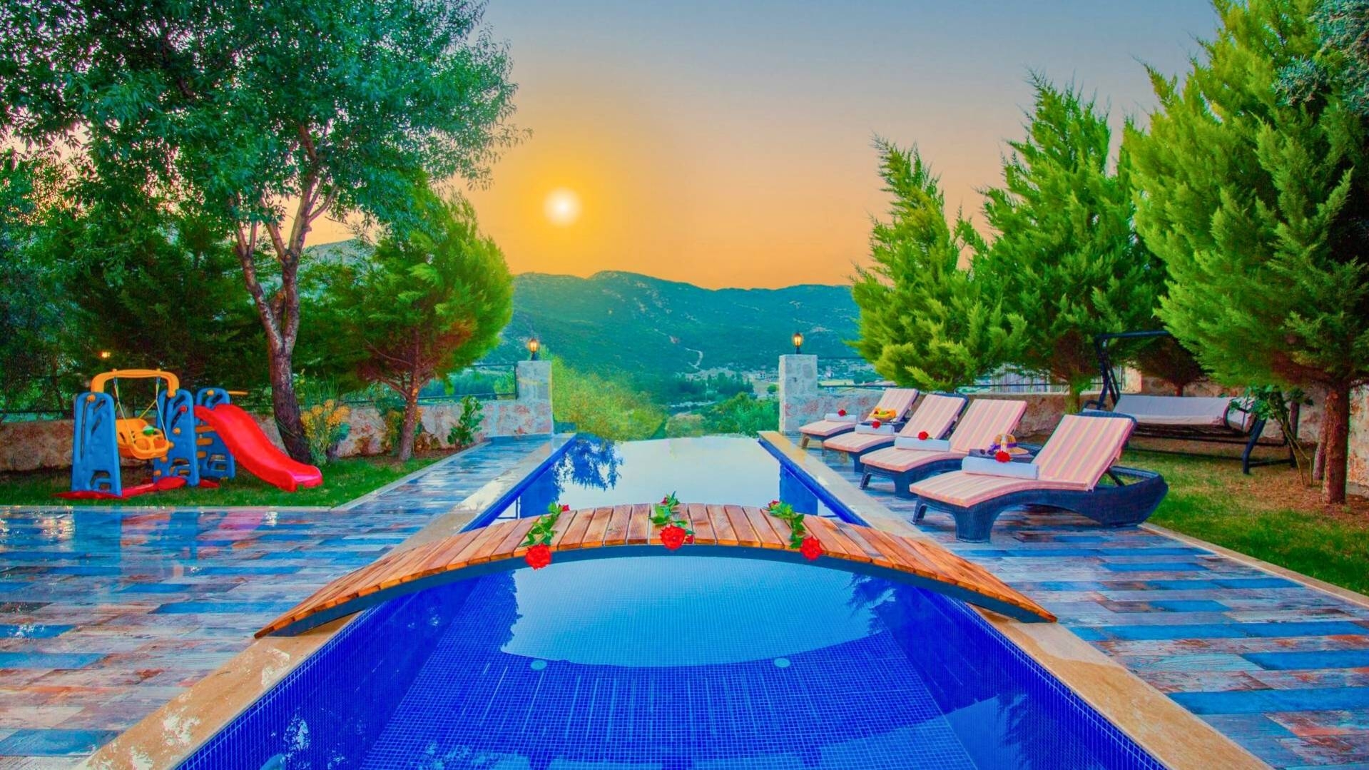 Kaş Sarıbelen'de Sakin Konumda, Isıtmalı Havuzlu, Balayı Villası